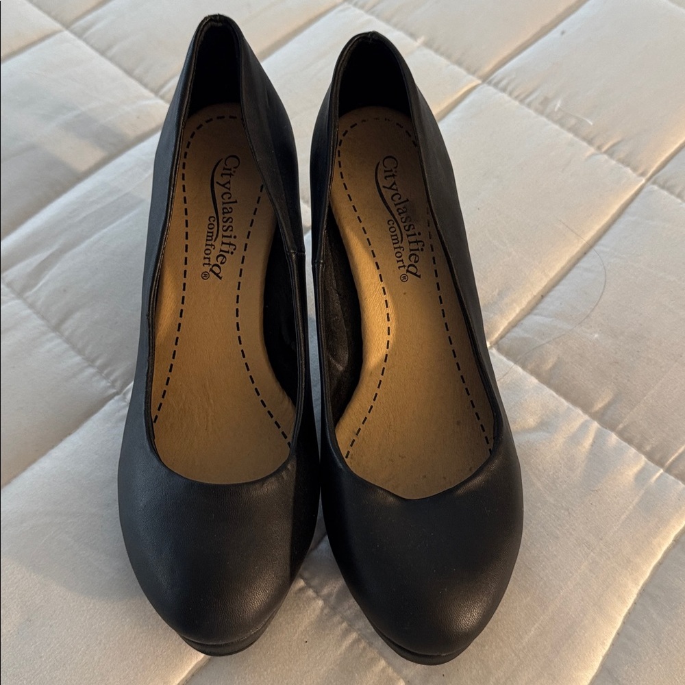 Classified Elegant Black Pumps
